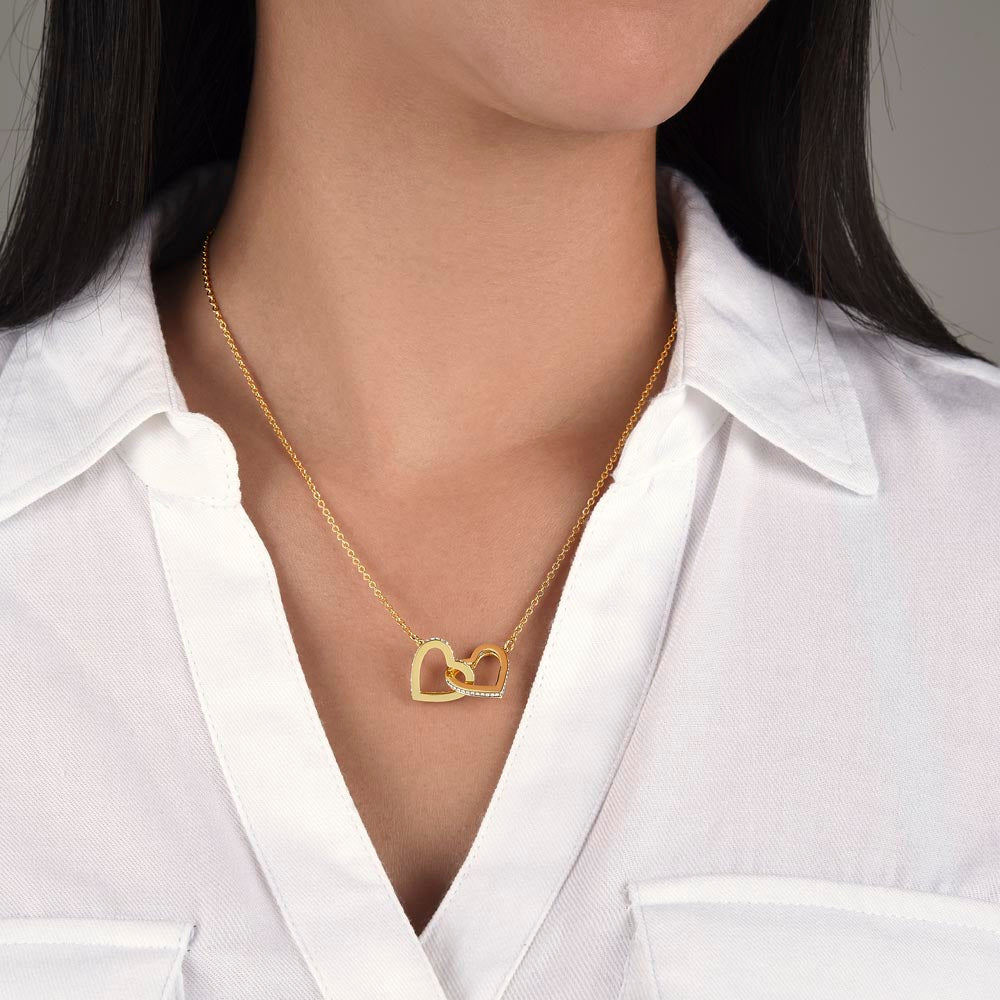 Goldfarbene Interlocking-Hearts-Halskette getragen