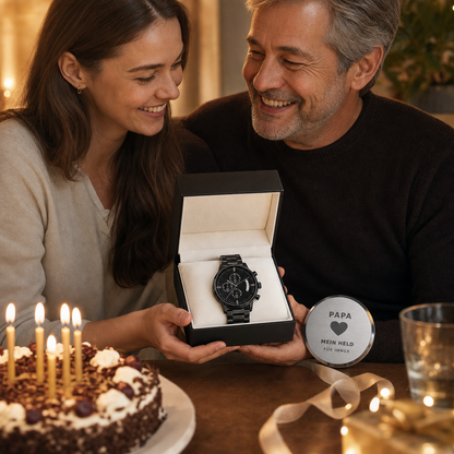 Papa erhält schwarze Chronograph-Uhr als Geburtstagsgeschenk