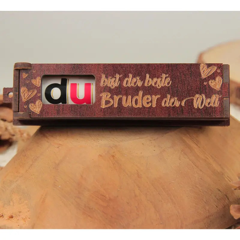 Entzückende gravierte Holzbox mit Herzen als Geschenkverpackung für Duplo Spielsachen