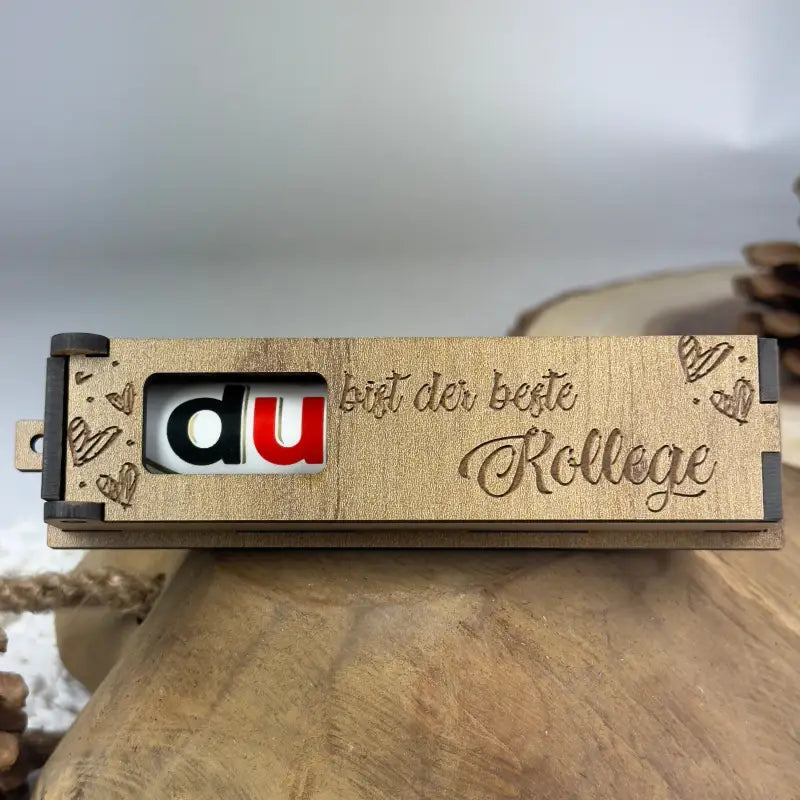Gravierte Holzbox mit drehbaren Buchstaben als Geschenkidee