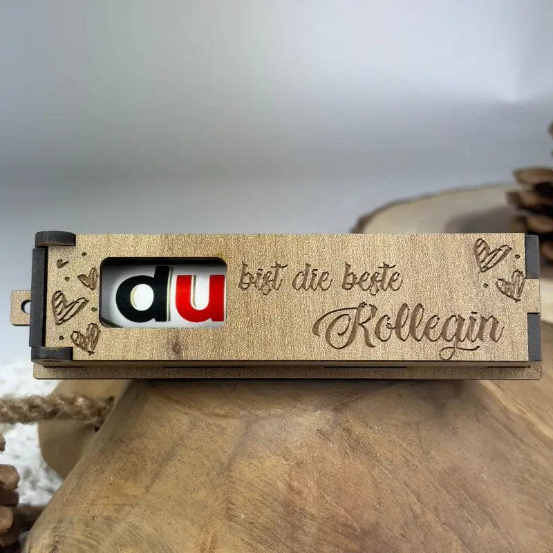 Gravierte Holzbox mit drehbaren Buchstaben und Herz als Geschenkidee