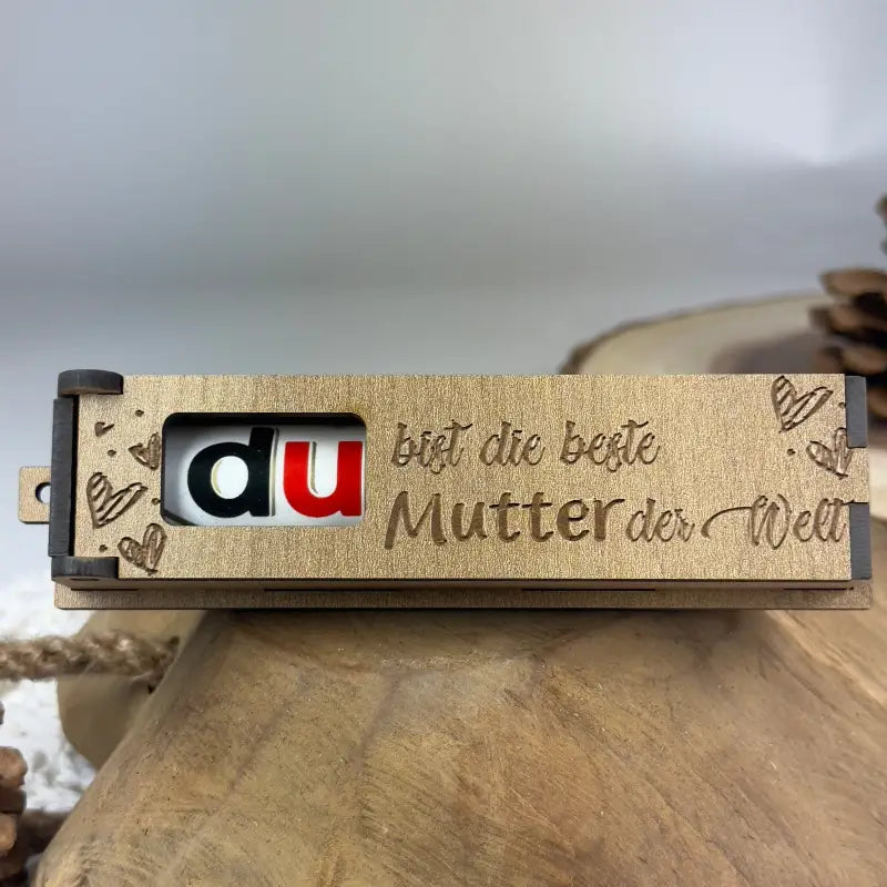 Holzbox mit roter Gravur und rotierenden Buchstaben als Geschenkidee