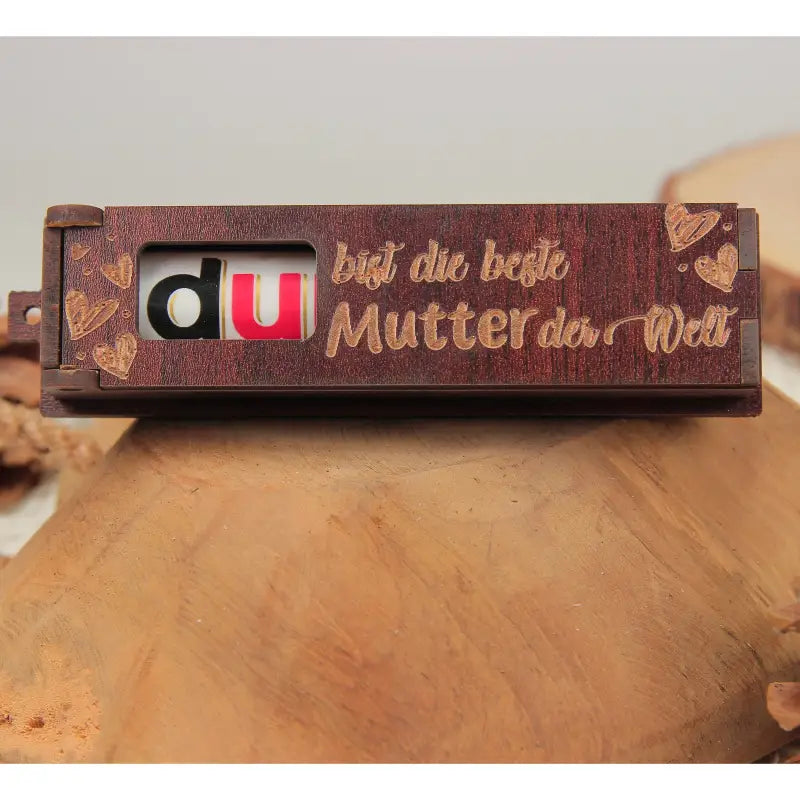 Engraved gravierte holzbox mit rotierenden Buchstabenblocks als liebevolle Geschenkidee