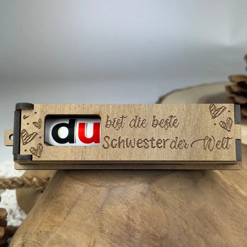 Gravierte Holzbox mit rotierenden Buchstaben und Herz als Geschenkidee