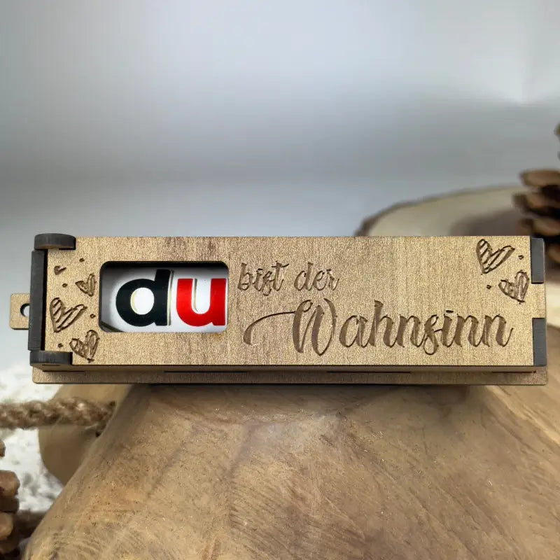Gravierte Holzbox mit Herzmotiv als Geschenkbox für besondere Anlässe