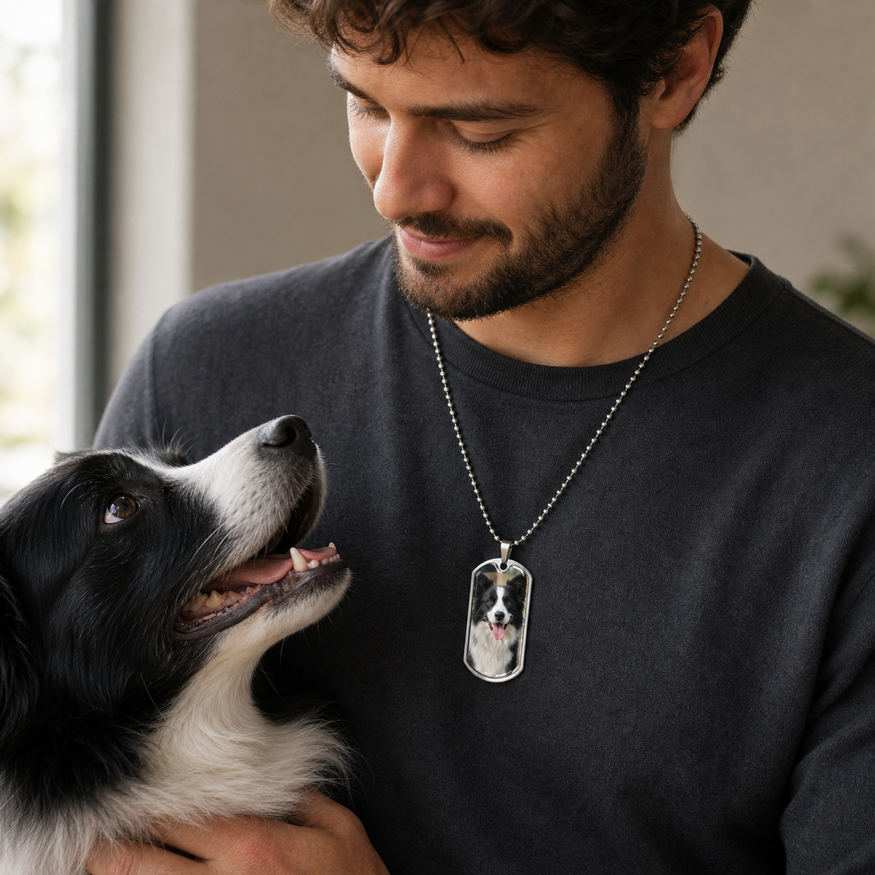 Silberfarbene Dog-Tag-Fotokette getragen mit persönlichem Hundefoto