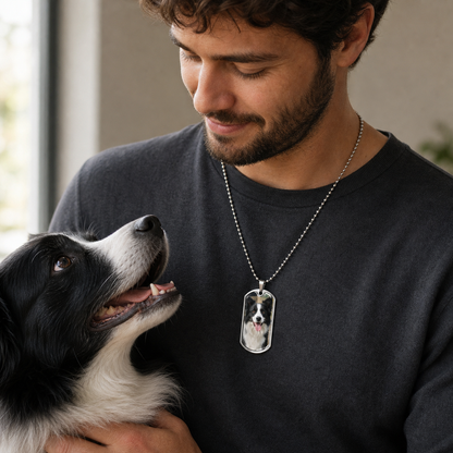 Silberfarbene Dog-Tag-Fotokette getragen mit persönlichem Hundefoto