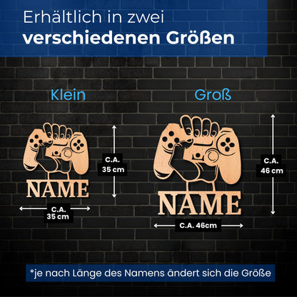 Holz Wandleuchte mit warmweißem LED-Licht, Hand am Controller und Namensgravur