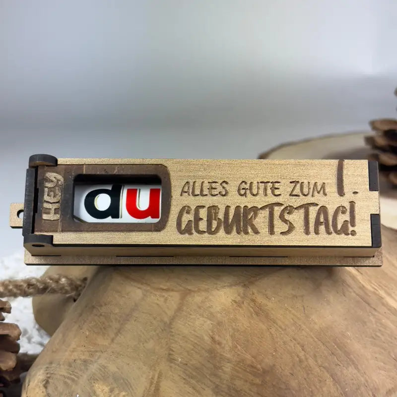 Hellbraune Holzbox mit Duplo als Geburtstags-Geschenkbox, stabile Holzverpackung