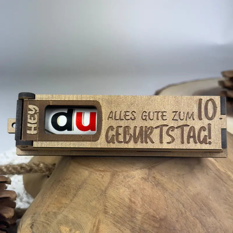 Hellbraune Holzbox mit Duplo als Geburtstags-Geschenkbox, nachhaltiges Geschenk