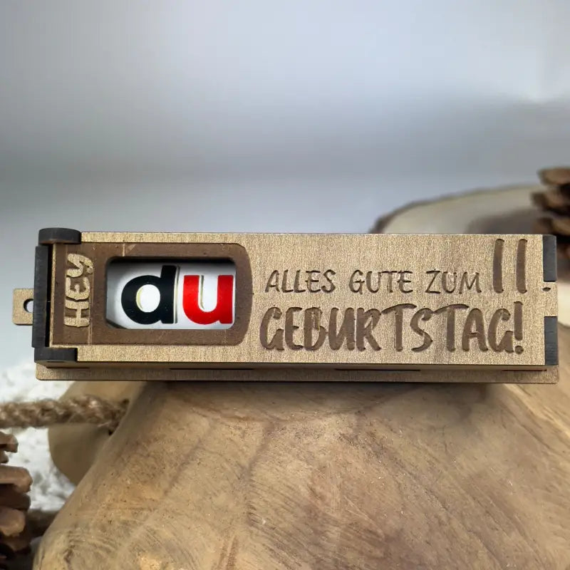 Hellbraune Holzbox mit Duplo als Geburtstags-Geschenkbox, ideal für kreative Geschenkideen