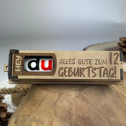 Hellbraune Holzbox mit Duplo als Geburtstags-Geschenkbox, robust und nachhaltig