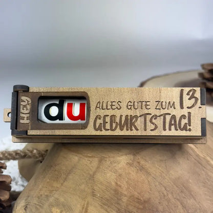 Hellbraune Holzbox mit Candy Dispenser für Geburtstagsgeschenk aus Holz