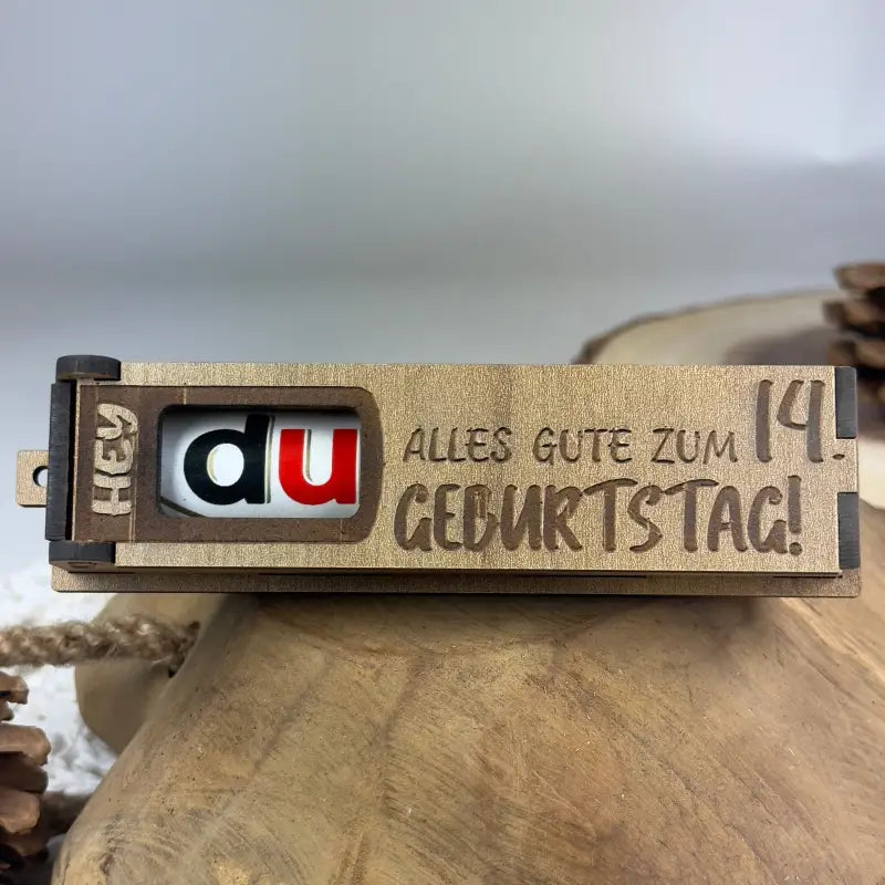 Hellbraune Holzbox mit rotierender Nachricht als Geburtstagsgeschenk für Kinder
