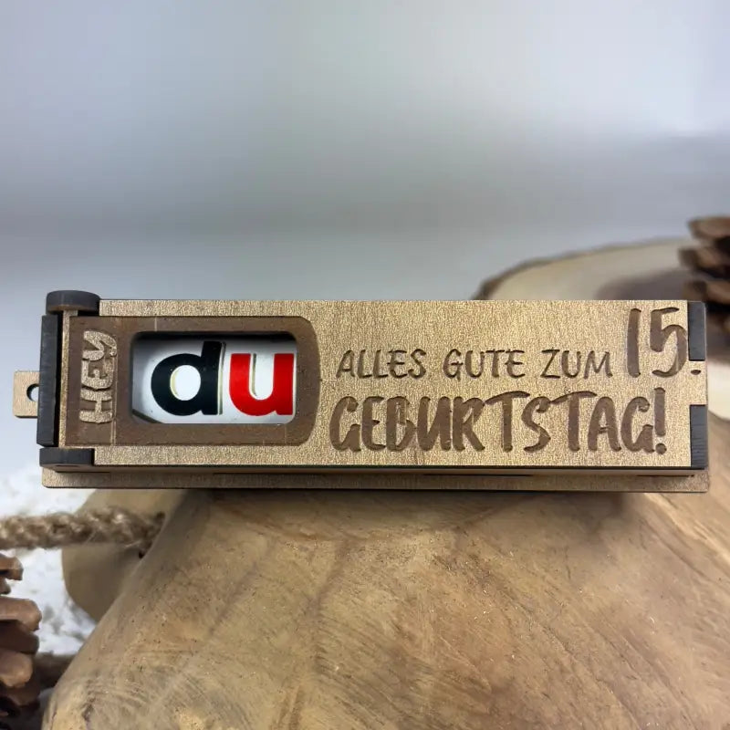 Hellbraune Holzbox mit Geburtstagsbotschaft, perfekte Geschenkidee für jeden Anlass