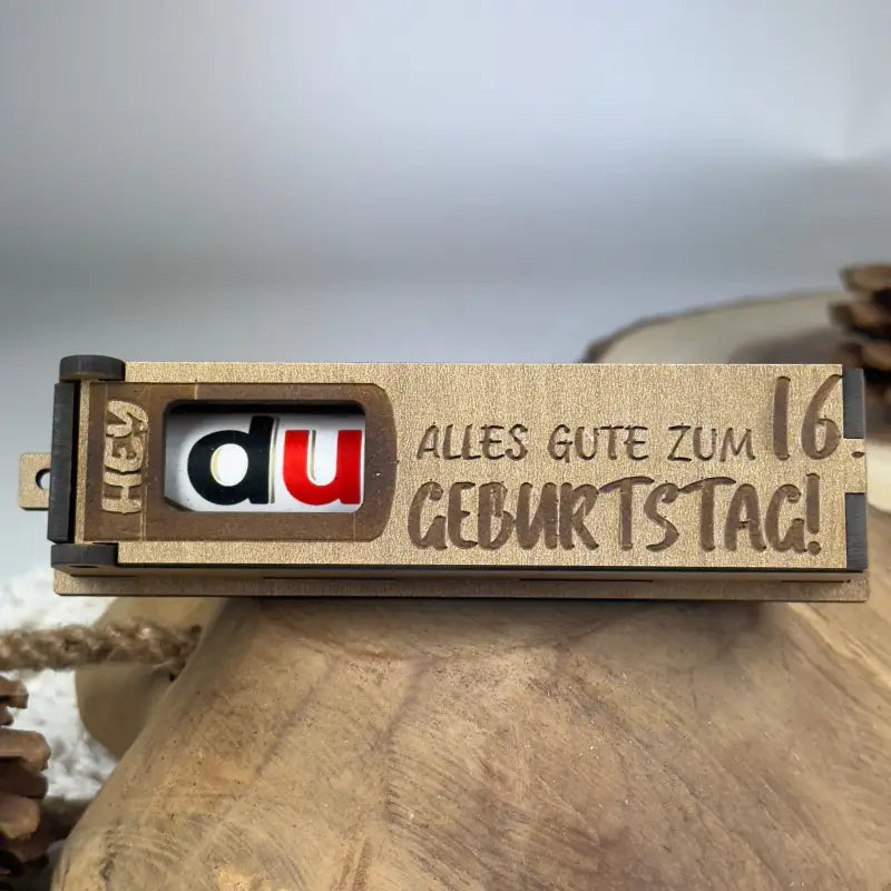 Hellbraune Holzbox mit Duplo als Geburtstags-Geschenkbox, eleganter Holzgeschenkkarton