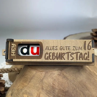 Hellbraune Holzbox mit Duplo als Geburtstags-Geschenkbox, eleganter Holzgeschenkkarton