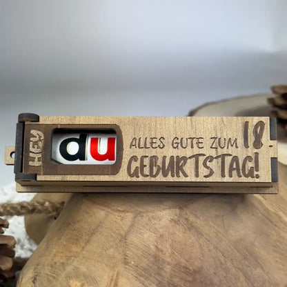 Hellbraune Holzbox mit Duplo und Geburtstagsnachricht als Geschenkidee