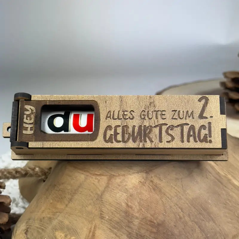 Hellbraune Holzbox mit Geburtstags-Message für kreative Geschenkideen