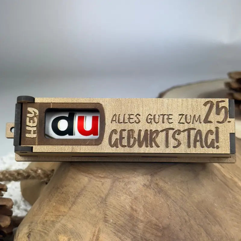 Hellbraune Holzbox mit Candy als perfekte Geburtstags-Geschenkbox