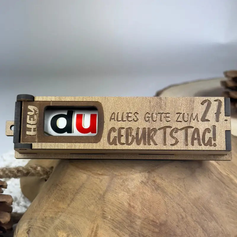 Hellbraune Holzbox als Geburtstags-Geschenkbox für Duplo Spielzeug