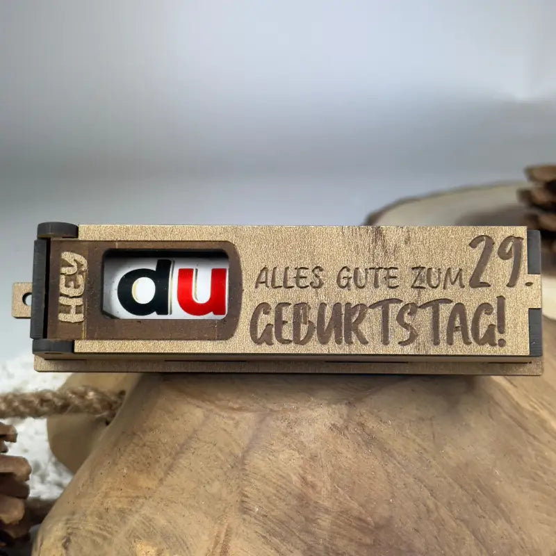 Hellbraune Holzbox mit Duplo als Geburtstag Geschenkbox, perfekte Geburtstagsdeko
