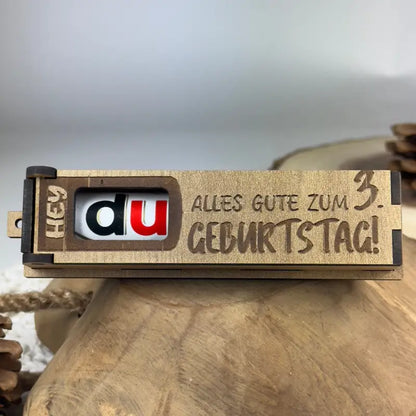 Hellbraune Holzbox mit Candy Dispenser als charmante Geburtstags-Geschenkidee
