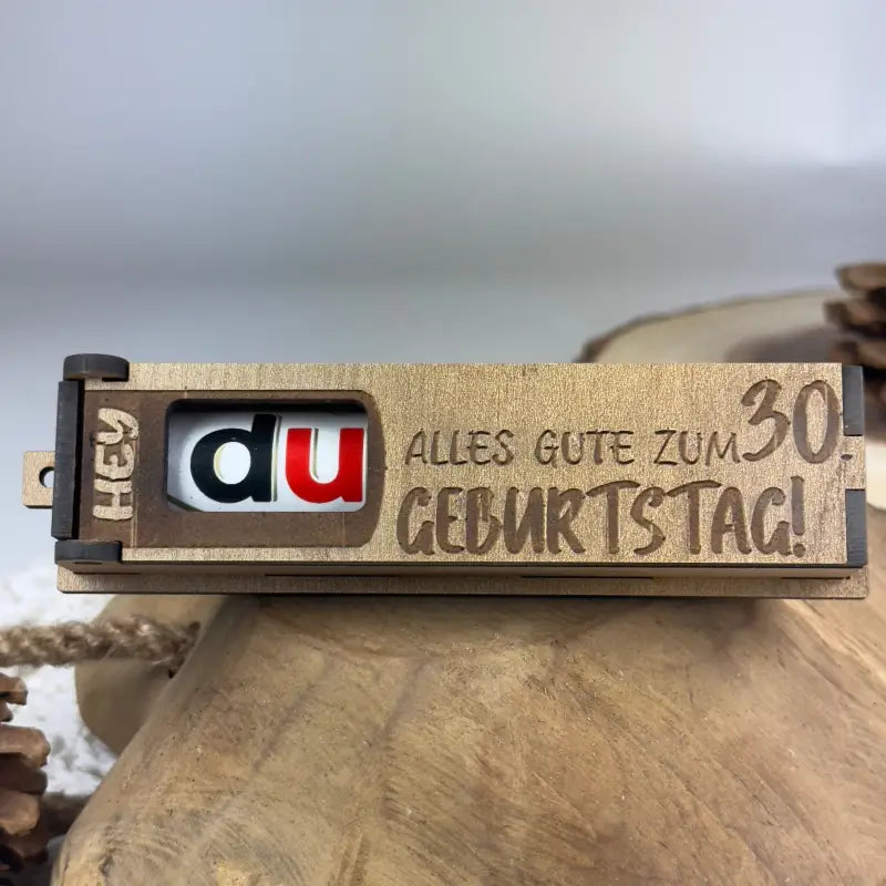 Hellbraune Holzbox mit Duplo als Geburtstags-Geschenkbox, langlebig und stilvoll