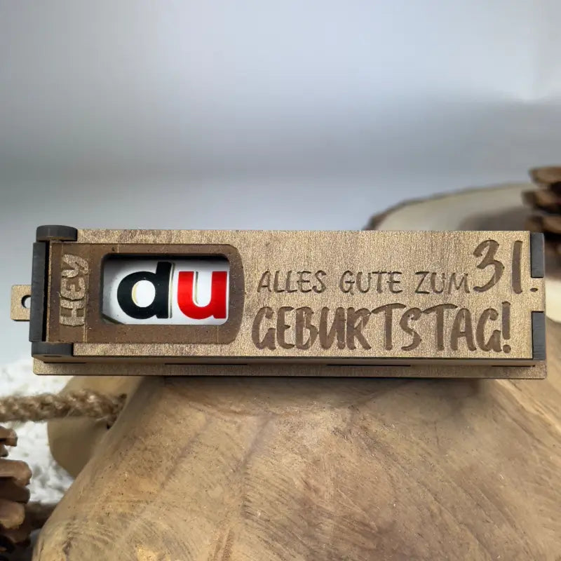 Hellbraune Holzbox mit Duplo als Geburtstags-Geschenkbox, perfekt für kreative Geschenke