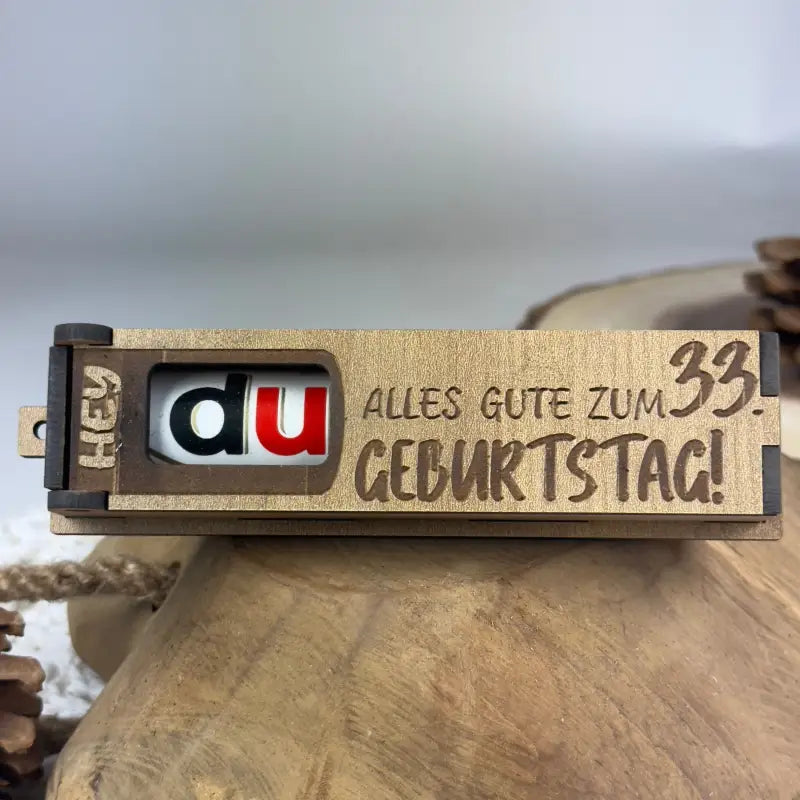 Hellbraune Holzbox mit Candy als Geburtstags-Geschenkbox für besondere Anlässe
