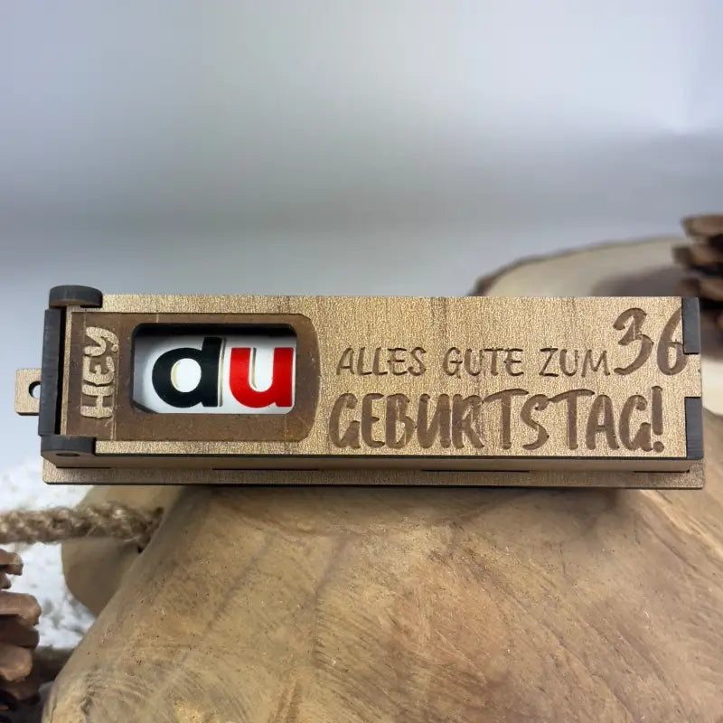 Hellbraune Holzbox mit Duplo als Geburtstags-Geschenkbox, hochwertige Holzverpackung