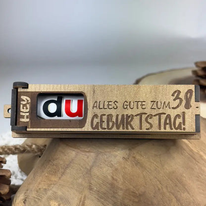 Hellbraune Holzbox mit Duplo als Geburtstags-Geschenkbox auf einem weißen Hintergrund