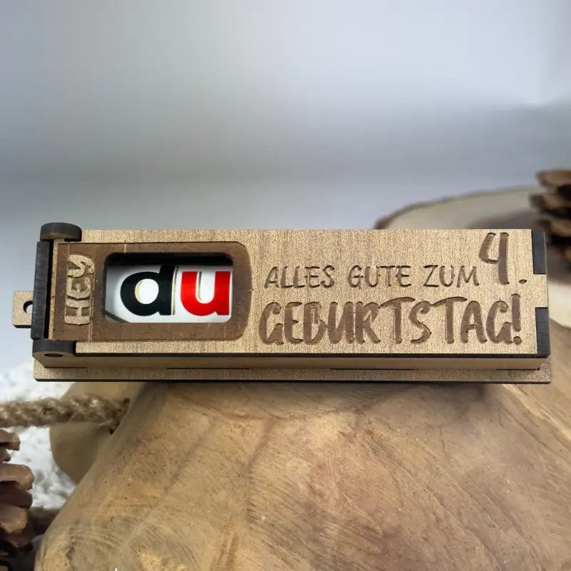 Hellbraune Holzbox mit Duplo als Geburtstag Geschenkbox, ideal als Geburtstagsdeko