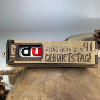 Hellbraune Holzbox mit Geburtstagsbotschaft als Geschenkbox für Duplo Spielzeug