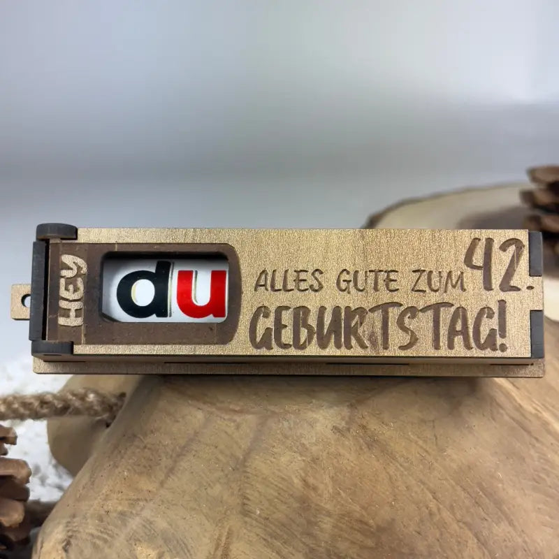 Hellbraune Holzbox mit Duplo als Geburtstags-Geschenkbox, nachhaltige Geschenkidee