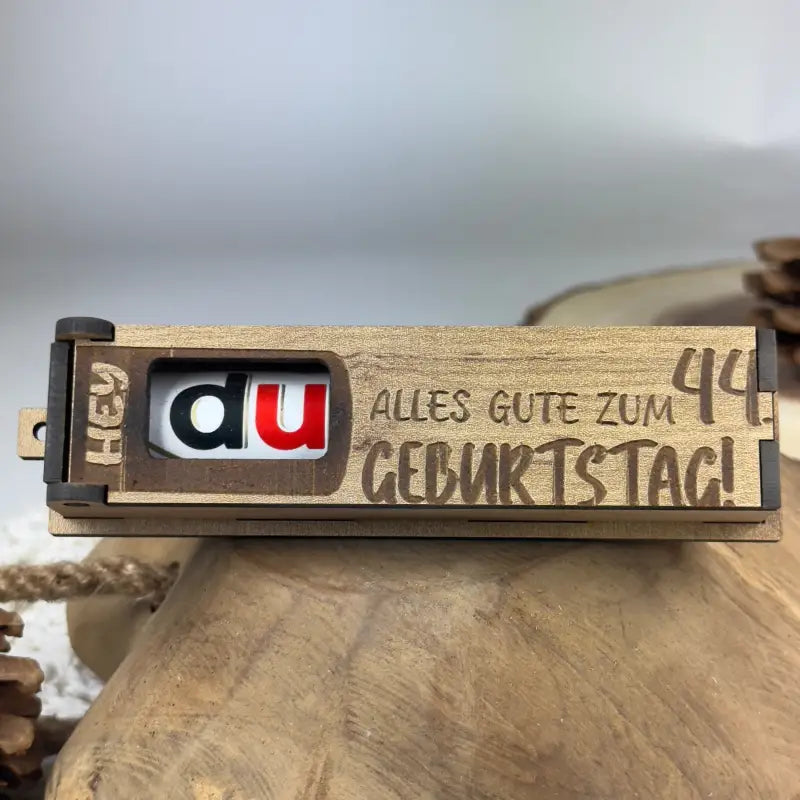 Hellbraune Holzbox mit Duplo als Geburtstags-Geschenkbox, robuste Holzbox für Geschenke