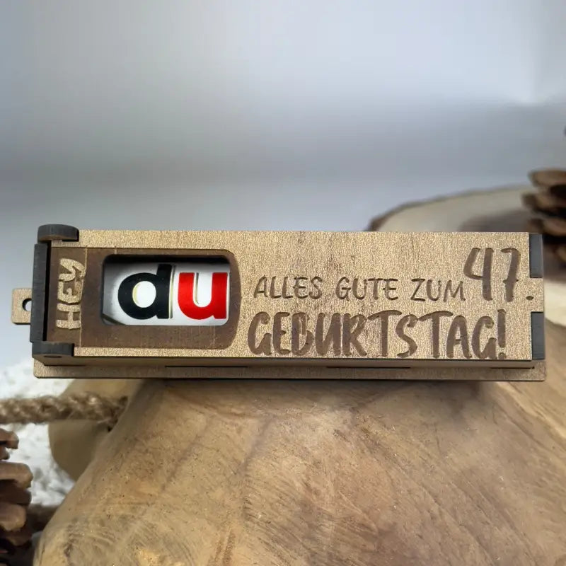 Hellbraune Holzbox mit Duplo als Geburtstags-Geschenkbox, hochwertige Holz-Geschenkidee
