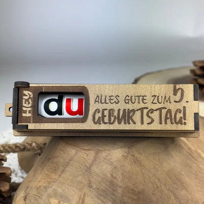 Hellbraune Holzbox als Geburtstags-Geschenkbox mit Duplo für kreative Geschenkideen