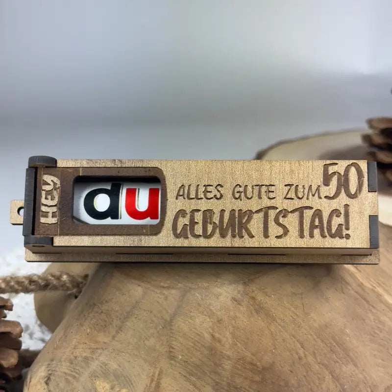 Hellbraune Holzbox als Geburtstags-Geschenkbox mit Duplo für kreative Geschenke
