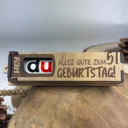 Hellbraune Holzbox mit Duplo als Geburtstags-Geschenkbox, perfekt für Kindergeschenke