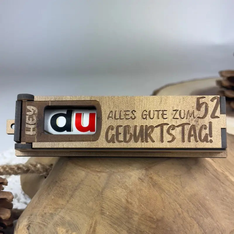 Hellbraune Holzbox mit Duplo als Geburtstags-Geschenkbox, kreative Holzgeschenkidee