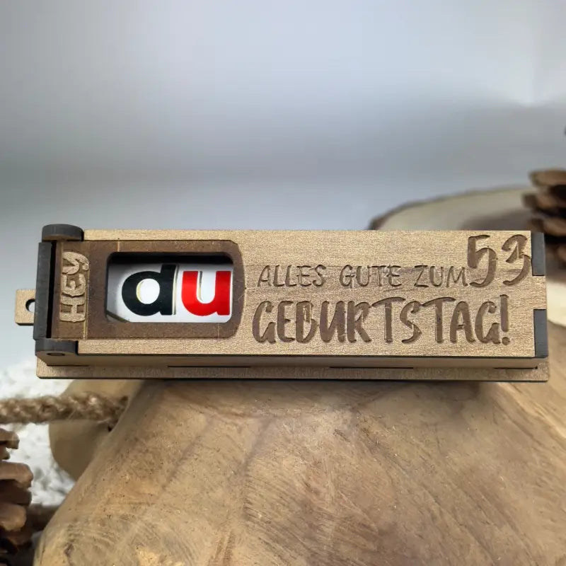 Hellbraune Holzbox mit Duplo als Geburtstags-Geschenkbox, stabile Geschenkverpackung