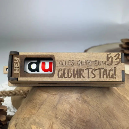 Hellbraune Holzbox mit Duplo als Geburtstags-Geschenkbox, stabile Geschenkverpackung