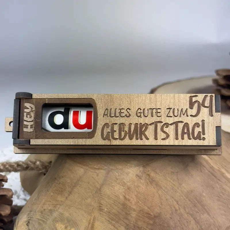 Hellbraune Holzbox als Geburtstags-Geschenkbox mit Duplo, stilvolle Holzverpackung
