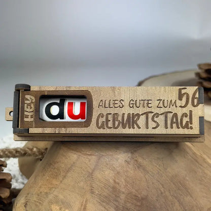 Hellbraune Holzbox mit Duplo als Geburtstag Geschenkbox zeigt eine kreative Geburtstagsidee