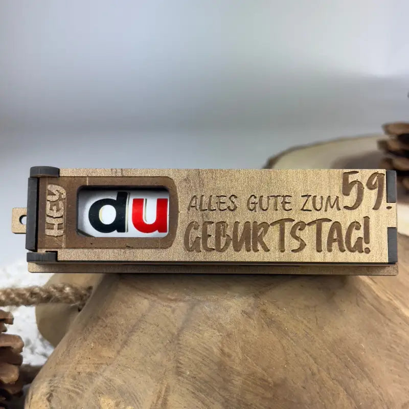 Hellbraune Holzbox mit Duplo als stilvolle Geburtstags-Geschenkbox