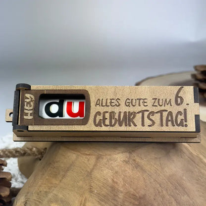 Hellbraune Holzbox mit Duplo als Geburtstag Geschenkbox, perfekte Geburtstagsidee