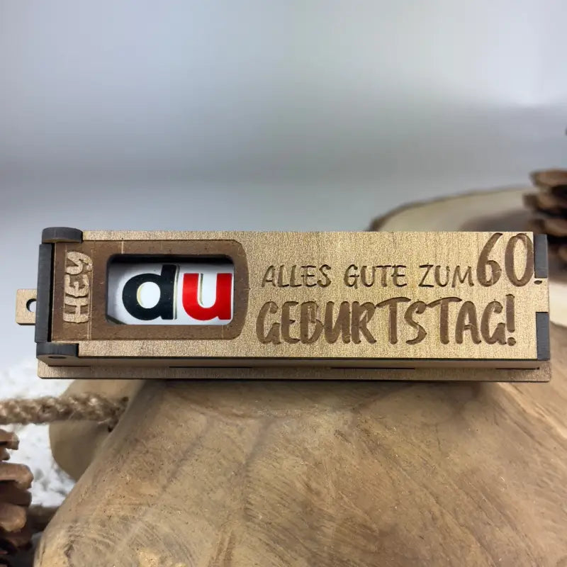 Hellbraune Holzbox mit Duplo als Geburtstags-Geschenkbox, nachhaltiges Holzdesign