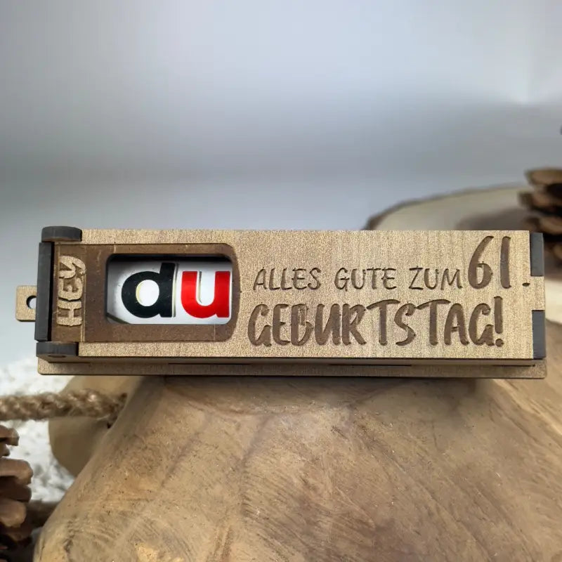 Hellbraune Holzbox mit Geburtstagsnachricht für Duplo als kreative Geschenkidee