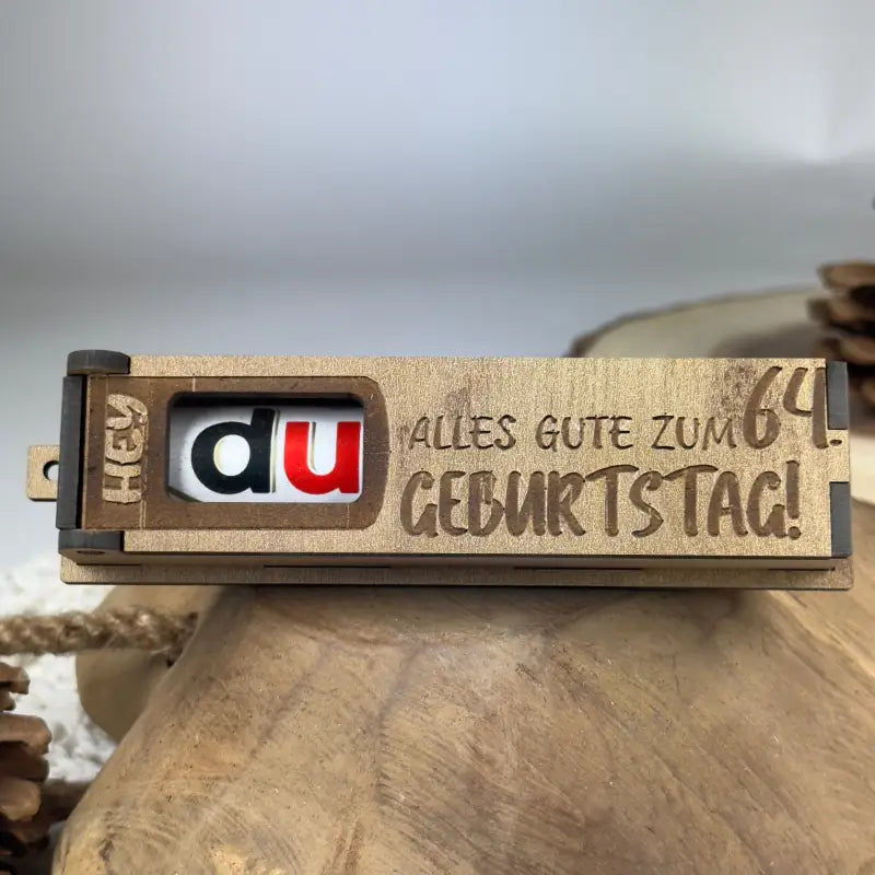 Hellbraune Holzbox mit Geburtstagsschrift als dekorative Geschenkbox aus Holz